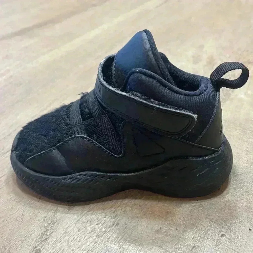 Air Jordan sneakers, size 6c, gently used. - Picture 2 of 6